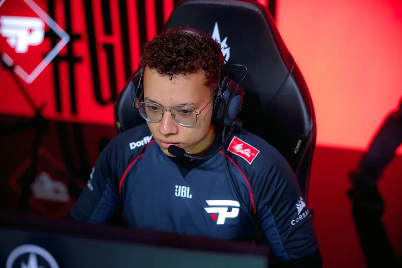Samkz no palco com o uniforme da paiN Gaming